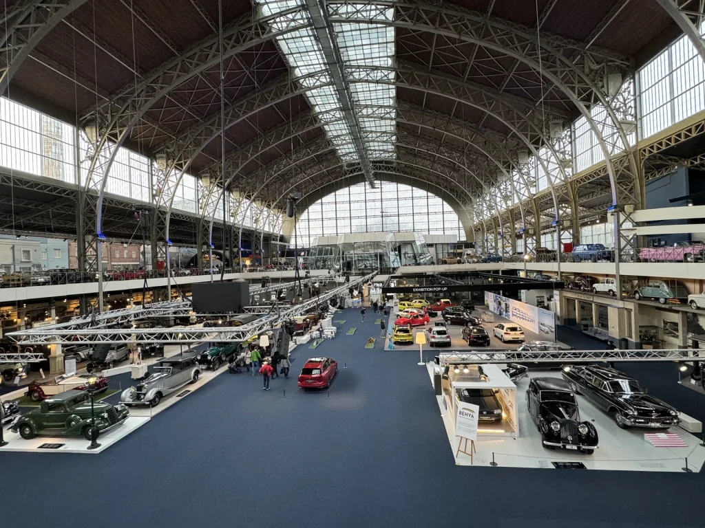 Voitures exposées sous la verrière du musée Autoworld à Bruxelles