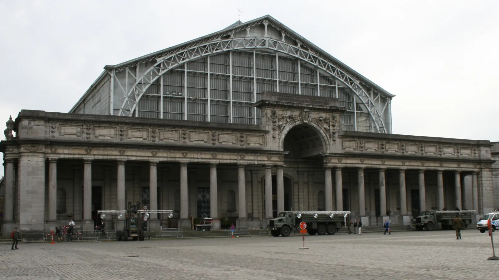 Façade du bâtiment Autoworld au parc du Cinquantenaire à Bruxelles