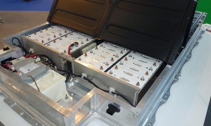 Batterie de traction de BMW i3 exposée ouverte sur un stand en 2012