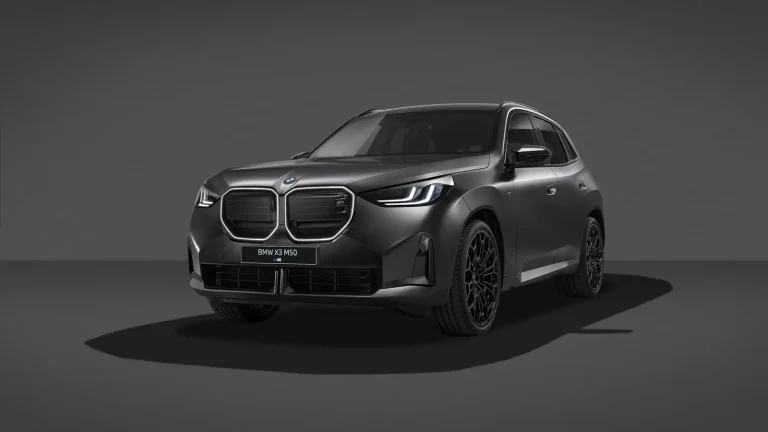 BMW X3 M50 xDrive Black Package noir photographié de trois quarts avant