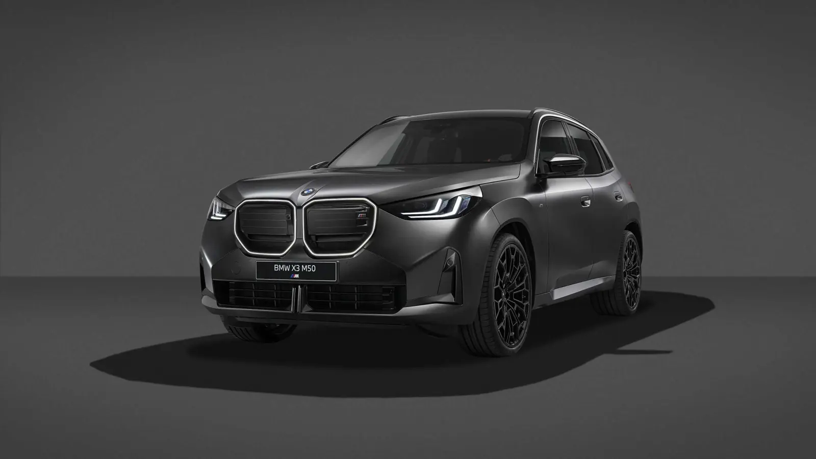 BMW X3 M50 xDrive Black Package noir photographié de trois quarts avant