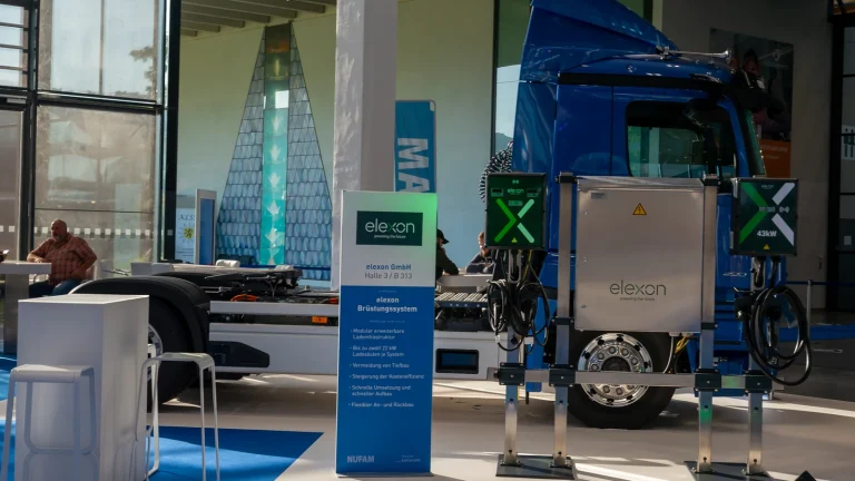 Équipement de recharge pour camions exposé au salon Nufam 2023