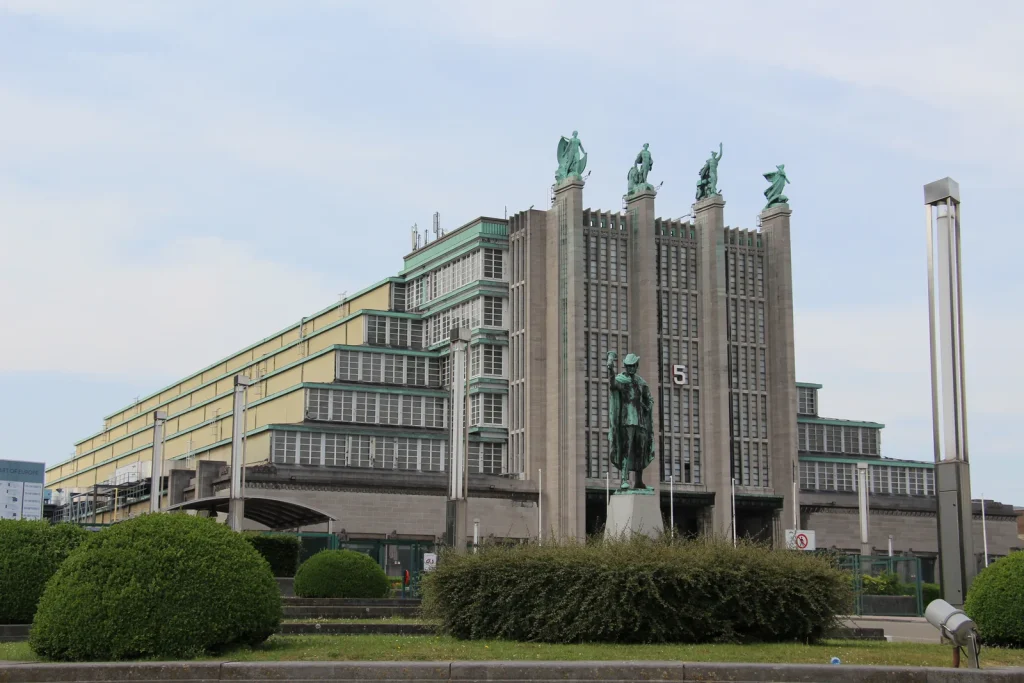 Façade et statues du Palais 5 de Brussels Expo