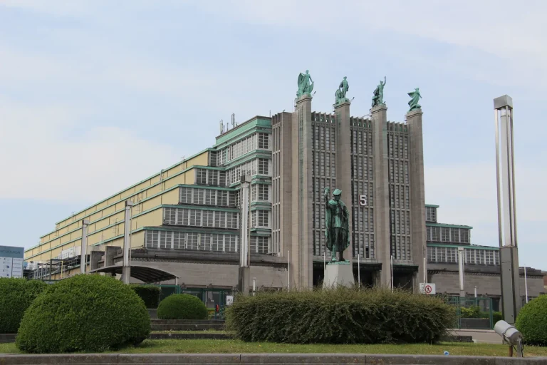 Façade et statues du Palais 5 de Brussels Expo