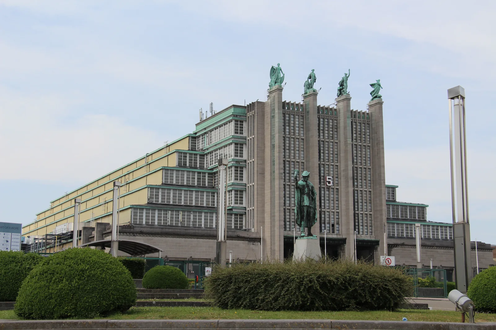 Façade et statues du Palais 5 de Brussels Expo