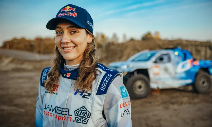 Dania Akeel devant le Toyota DKR GR FC Hilux à Lommel