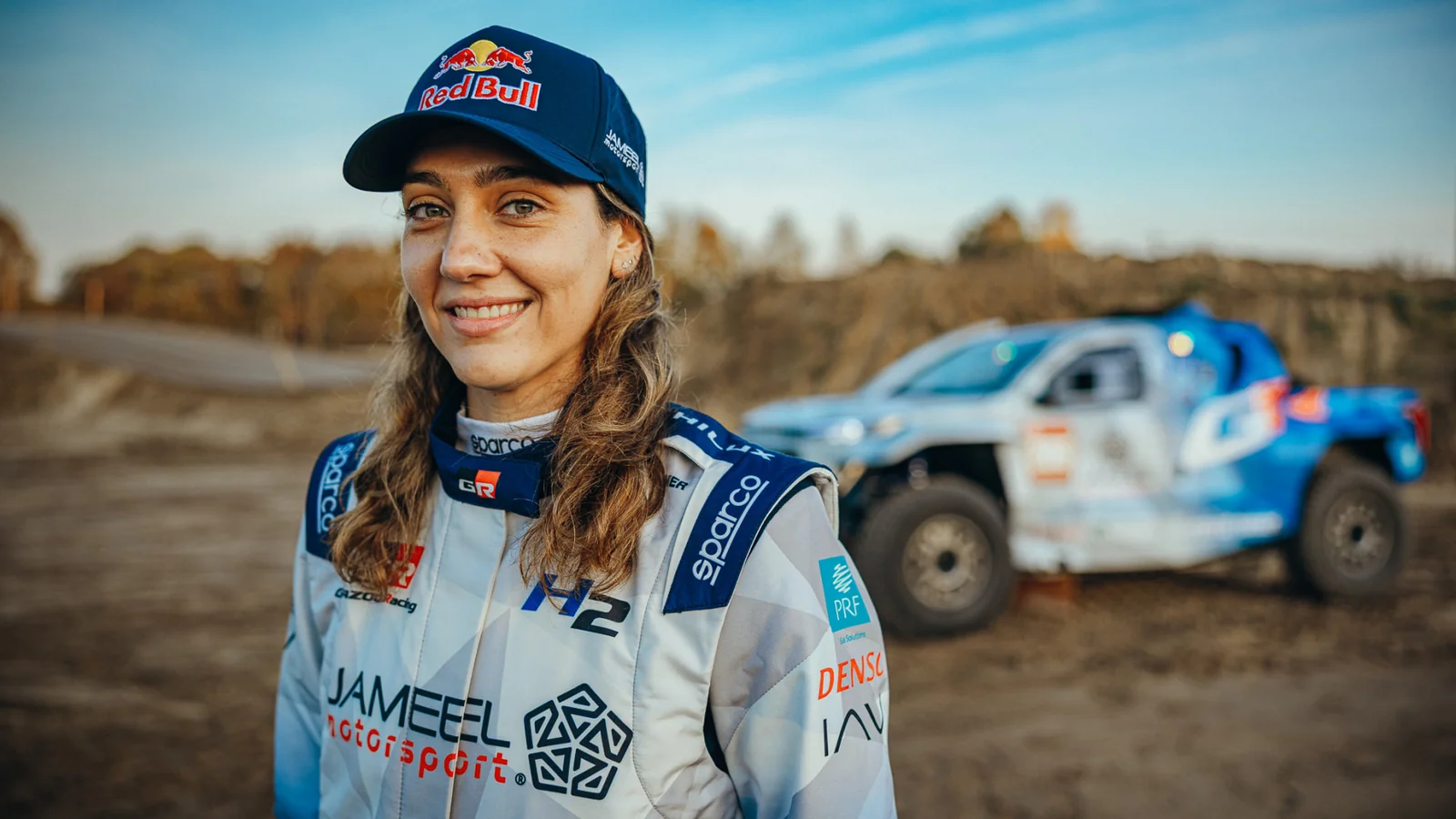 Dania Akeel devant le Toyota DKR GR FC Hilux à Lommel
