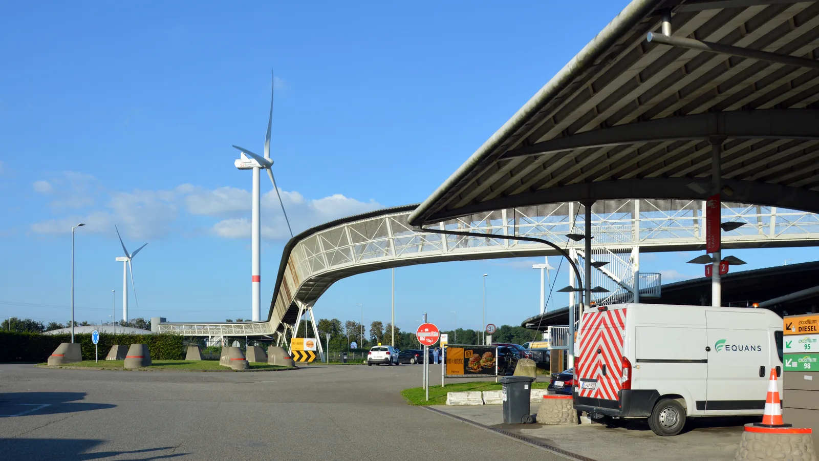 Passerelle reliant les deux côtés de l’aire de Spy