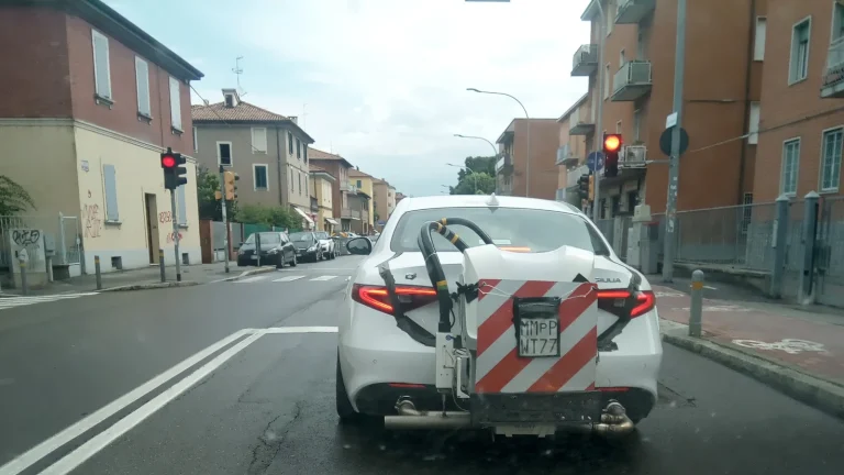 Voiture équipée d’un appareil de mesure des émissions en conditions réelles