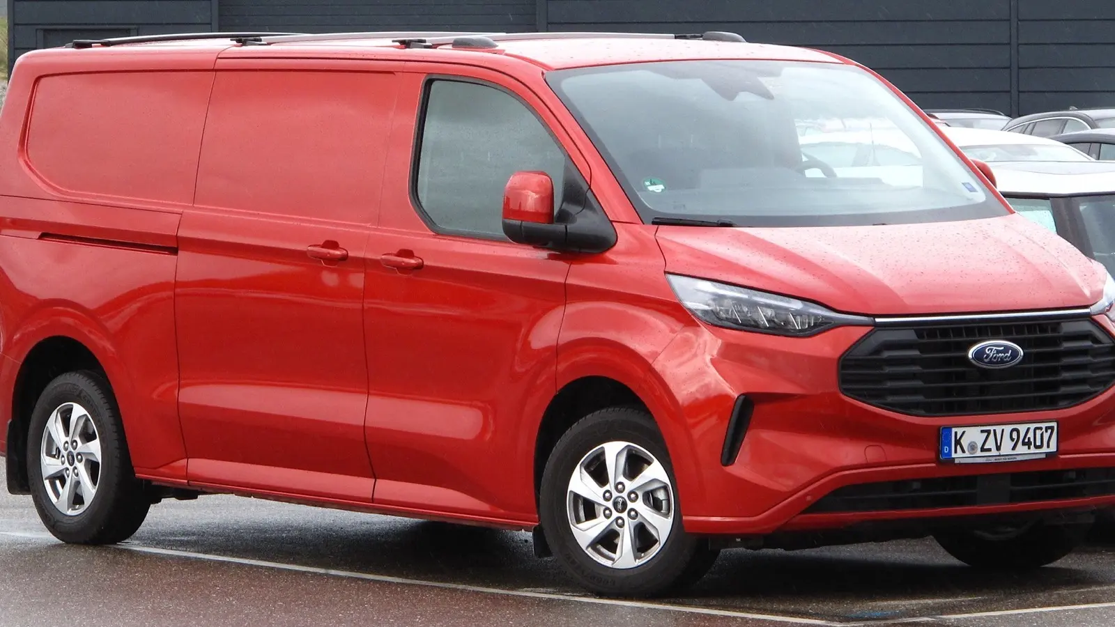Ford Transit Custom rouge de génération actuelle, vu de trois quarts avant