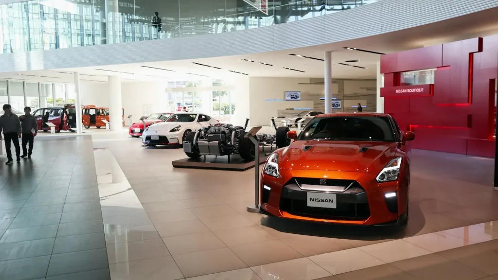 Voitures exposées dans un showroom automobile lumineux