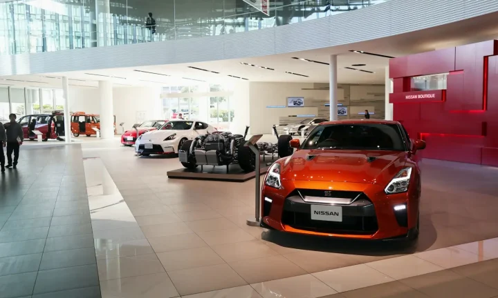 Voitures exposées dans un showroom automobile lumineux