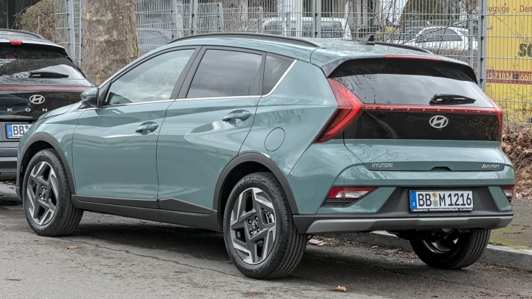 Hyundai Bayon de génération précédente photographié de trois quarts arrière