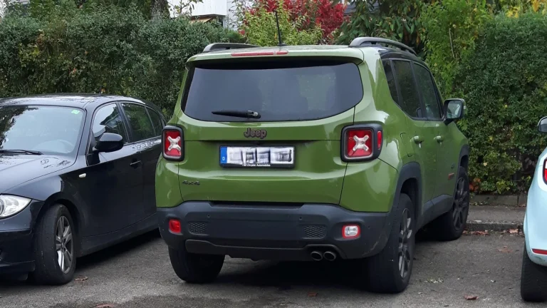 Jeep Renegade de génération existante, vue arrière, photographie d’archive
