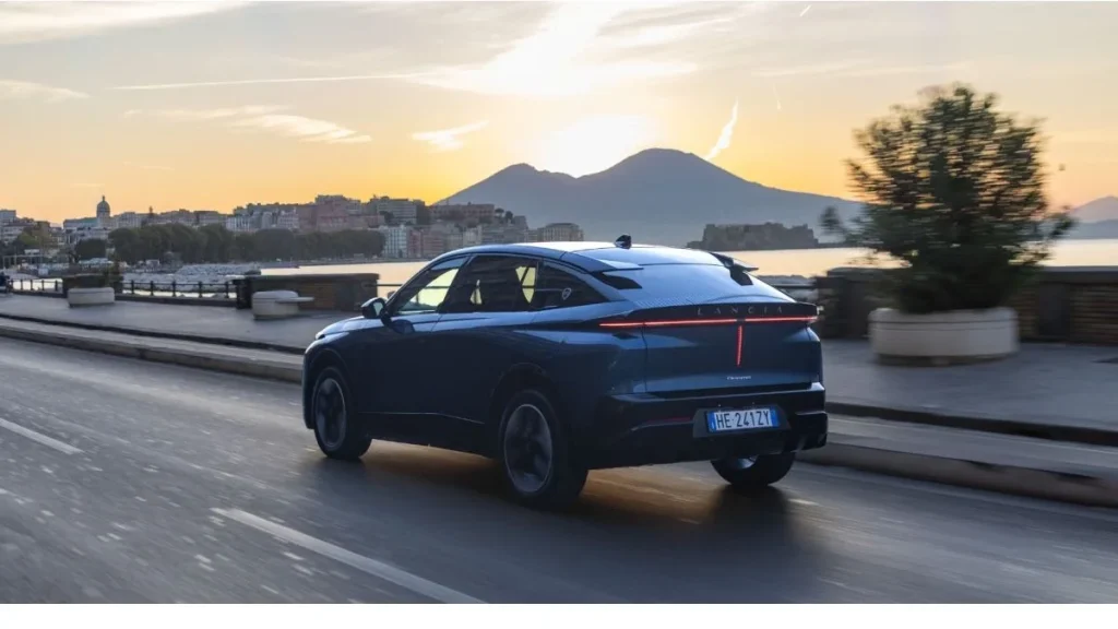 Lancia Gamma bleue roulant à Naples au coucher du soleil