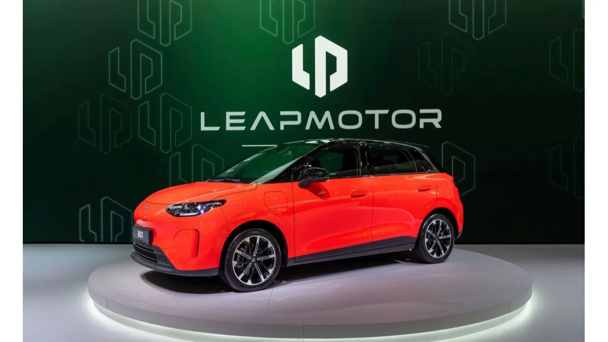 Leapmotor B03 rouge présentée sur le stand de la marque