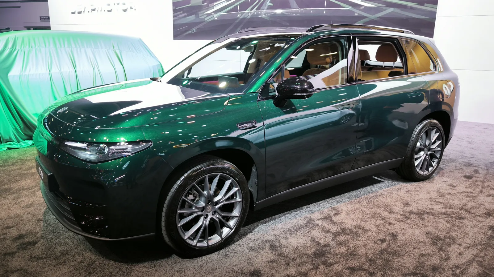 Leapmotor C10 gris exposé au salon automobile de Paris