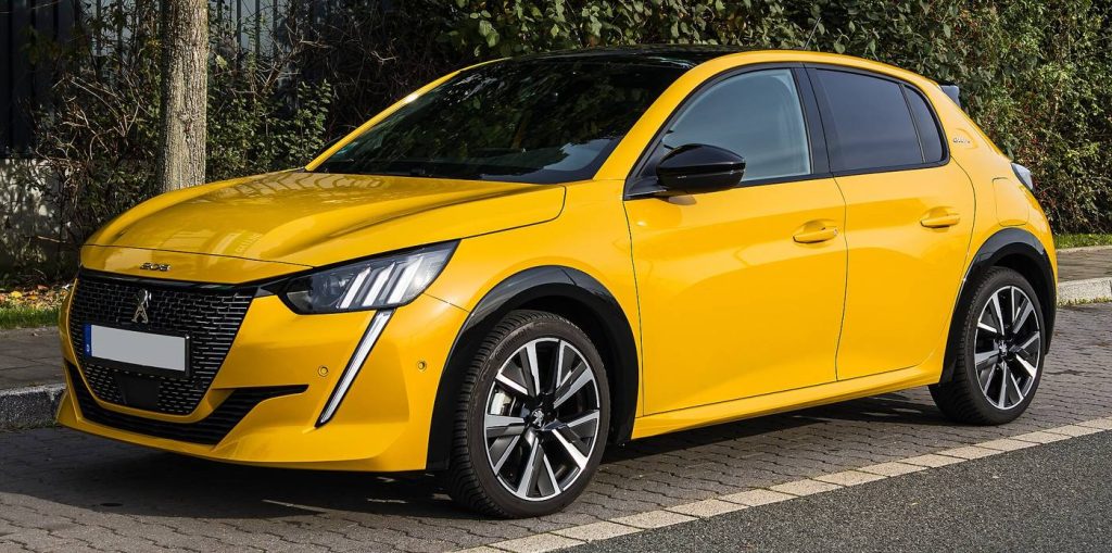 Peugeot 208 II jaune à l’arrêt, illustration d’une marque Stellantis