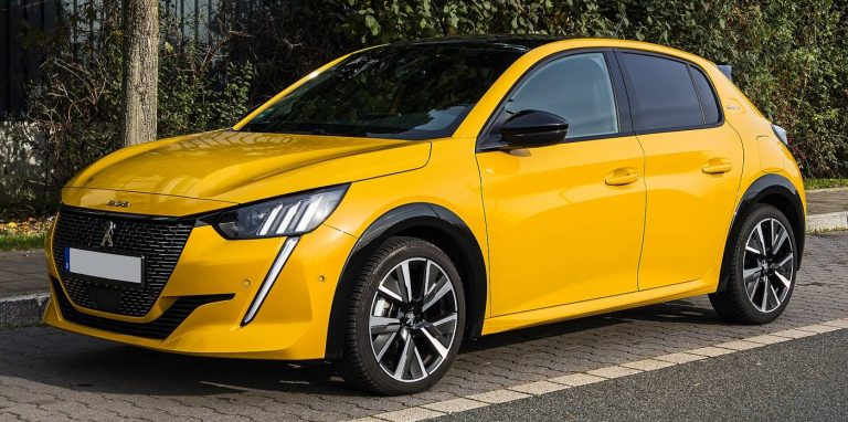 Peugeot 208 II jaune à l’arrêt, illustration d’une marque Stellantis