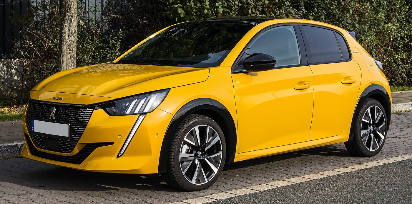 Peugeot 208 II jaune à l’arrêt, illustration d’une marque Stellantis