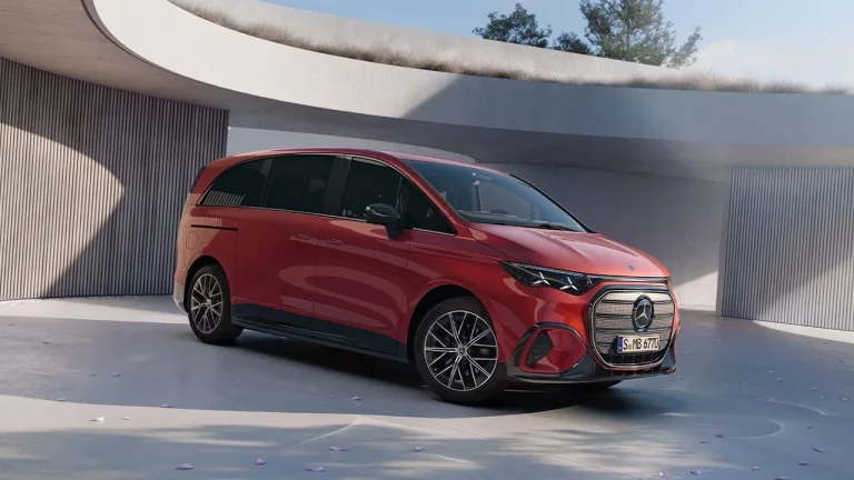 Mercedes-Benz VLE électrique rouge vu de trois quarts avant