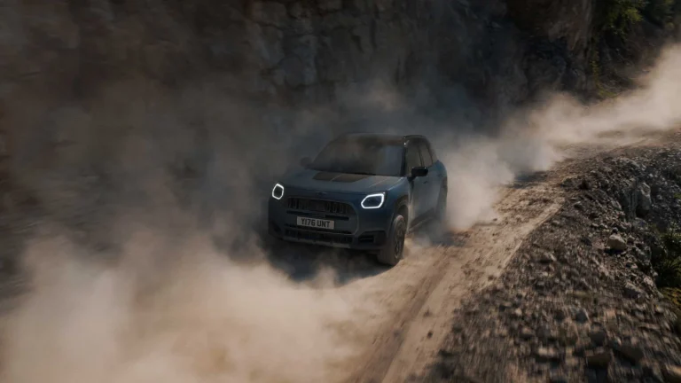MINI Countryman S ALL4 Untamed bleue sur un chemin poussiéreux