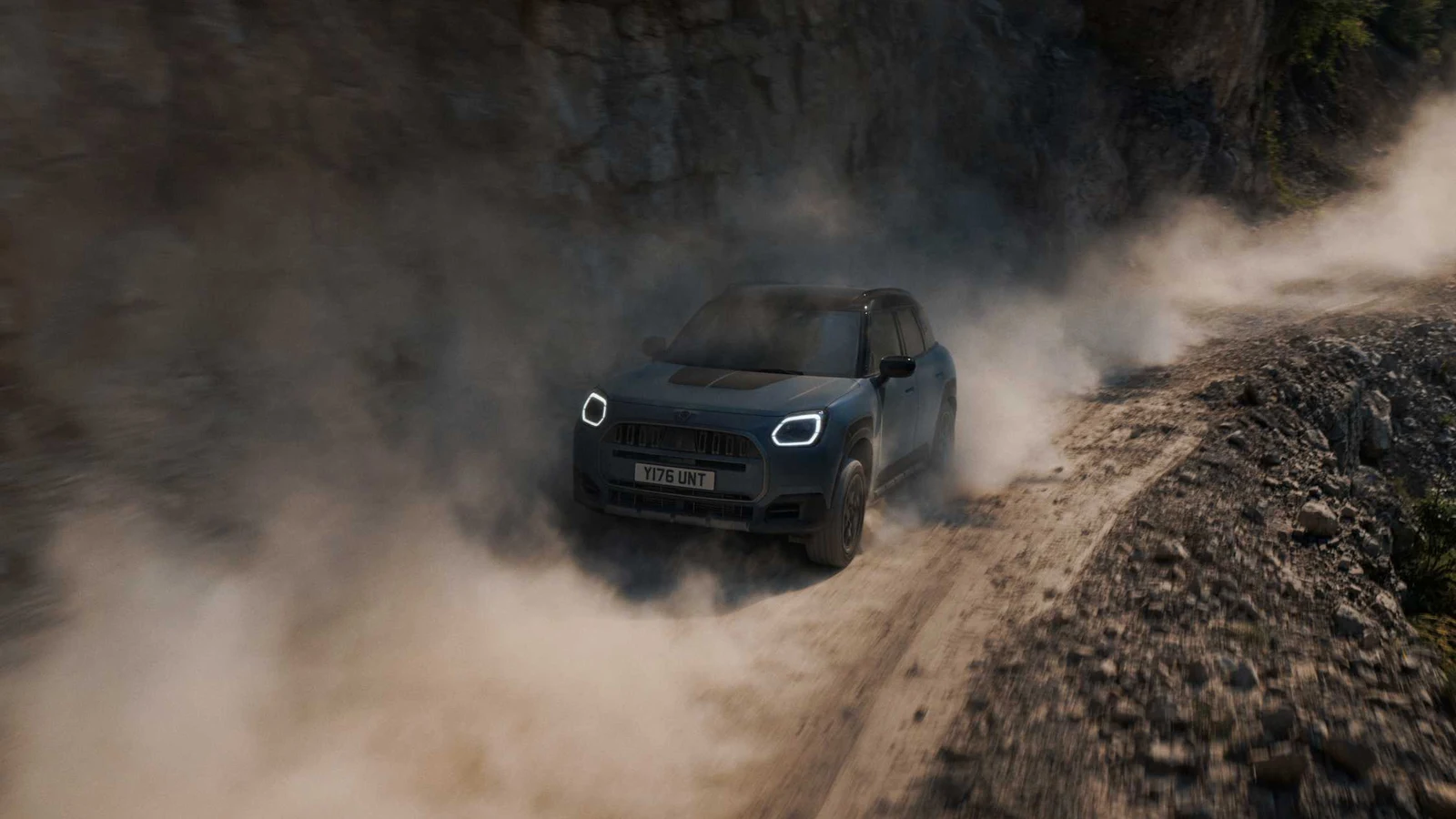 MINI Countryman S ALL4 Untamed bleue sur un chemin poussiéreux