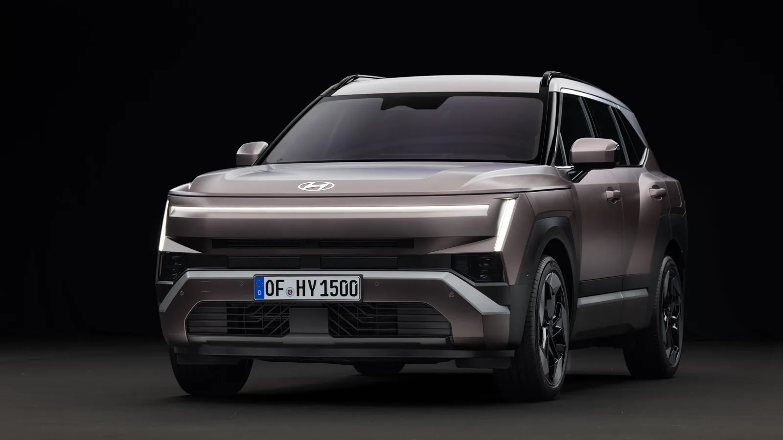 Nouveau Hyundai Tucson brun photographié de trois quarts avant sur fond noir