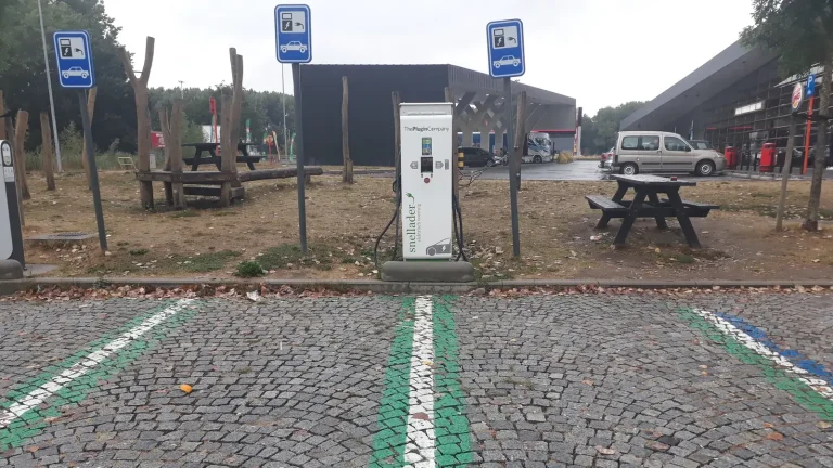 Borne de recharge et emplacements électriques à Drongen en Belgique