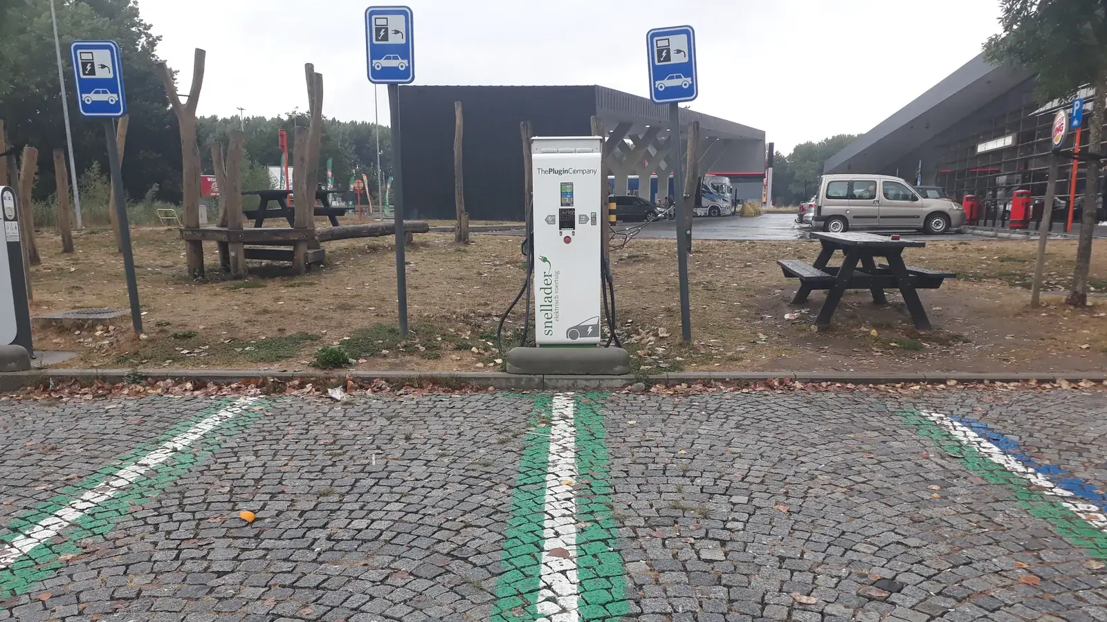 Borne de recharge et emplacements électriques à Drongen en Belgique