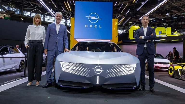 Opel STX Concept exposé au Mondial de Paris avec trois représentants de la marque