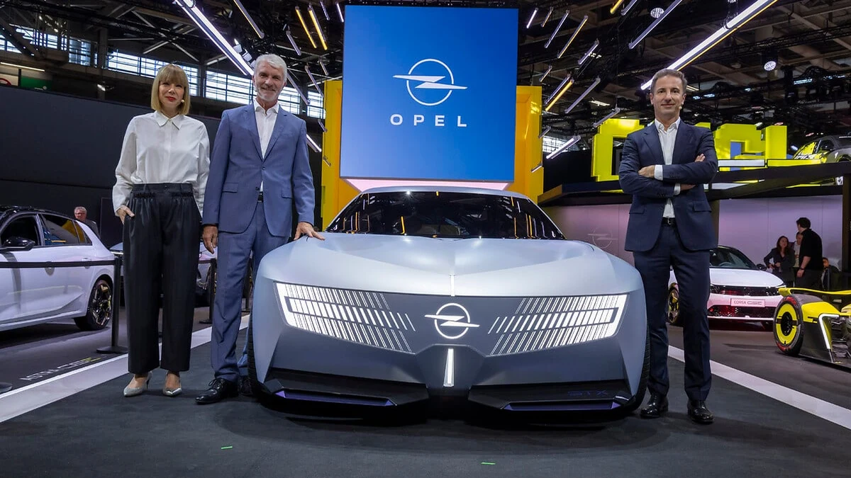 Opel STX Concept exposé au Mondial de Paris avec trois représentants de la marque