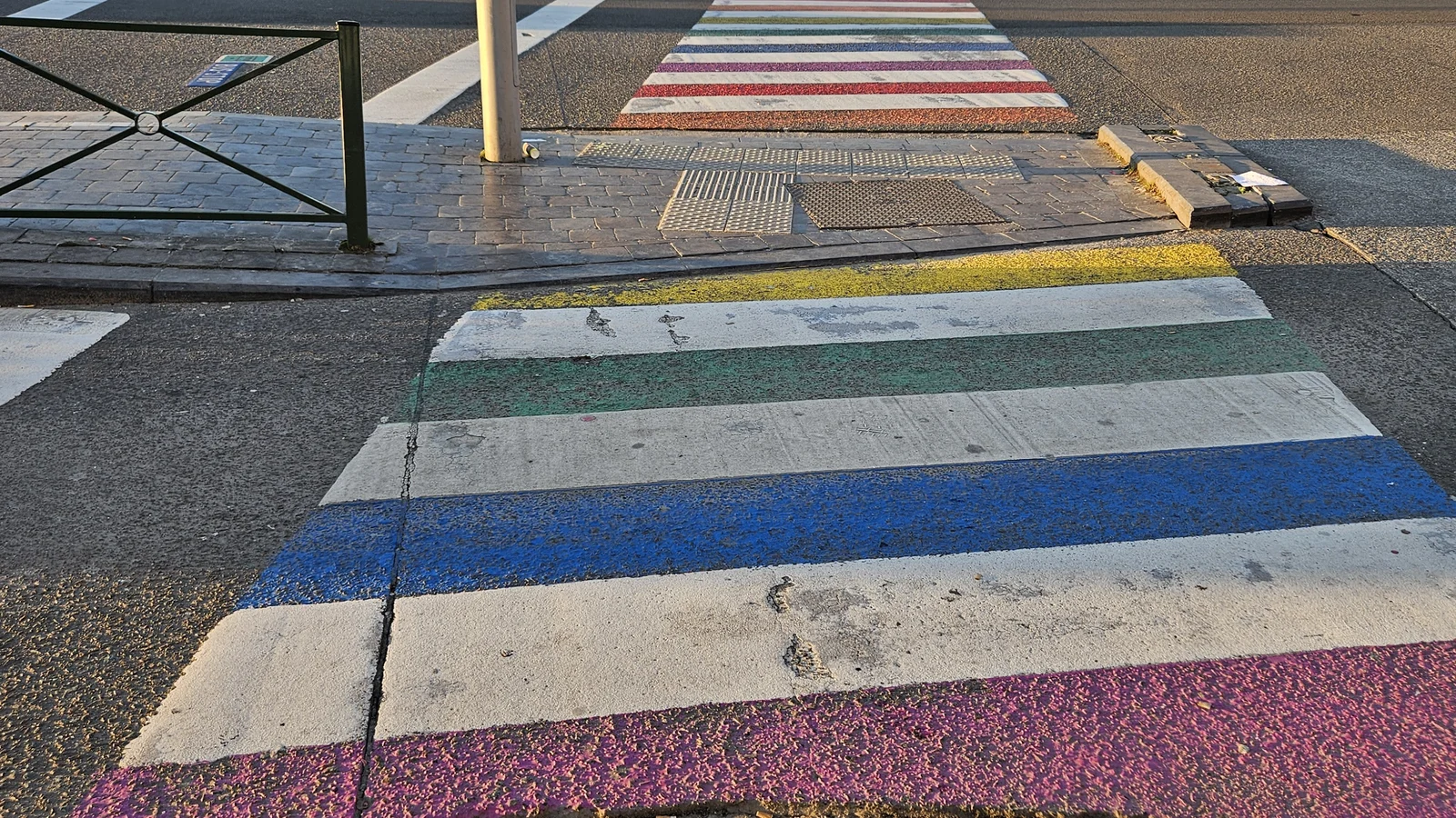 Passage piéton coloré dans une rue de Bruxelles