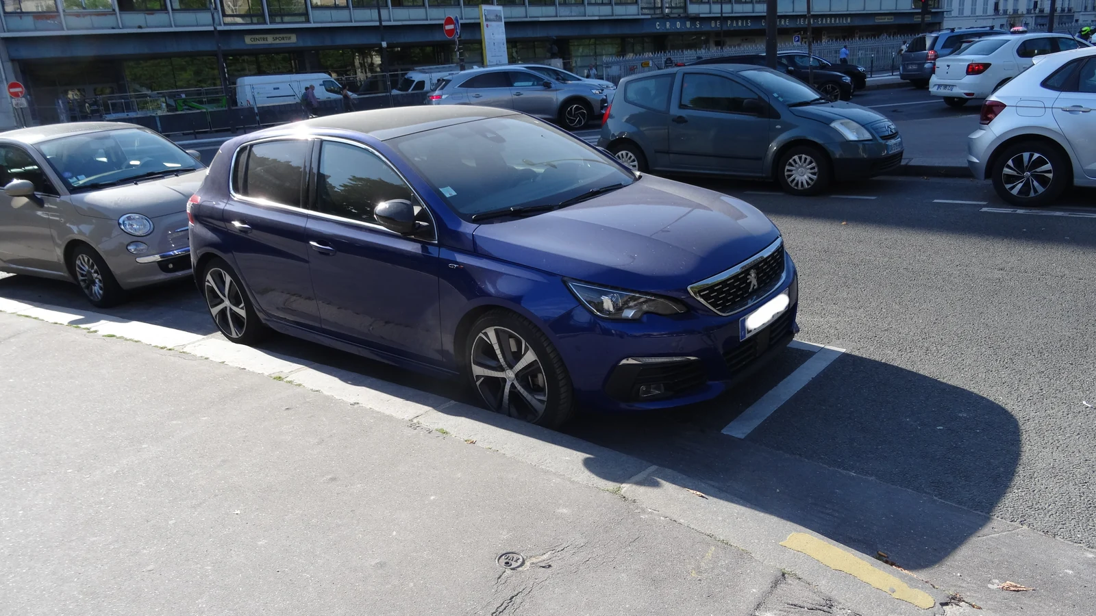 Peugeot 308 II 1.2 PureTech photographiée à Paris