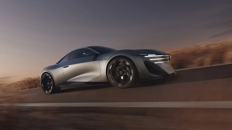 Peugeot RCZ Vision électrique gris roulant sur une route