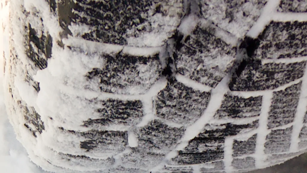 Bande de roulement d’un pneu hiver couverte de neige