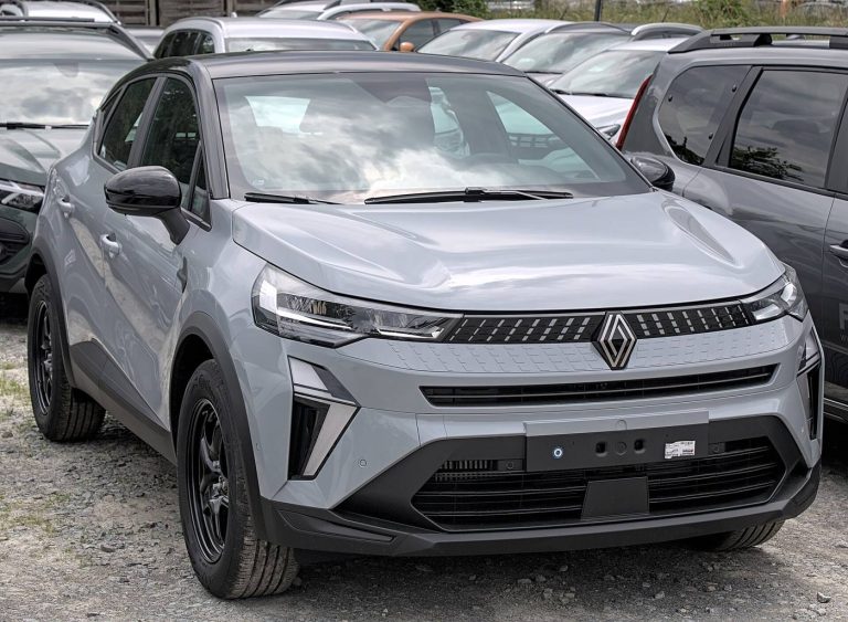 Renault Captur II gris photographié à l’arrêt, illustration du modèle