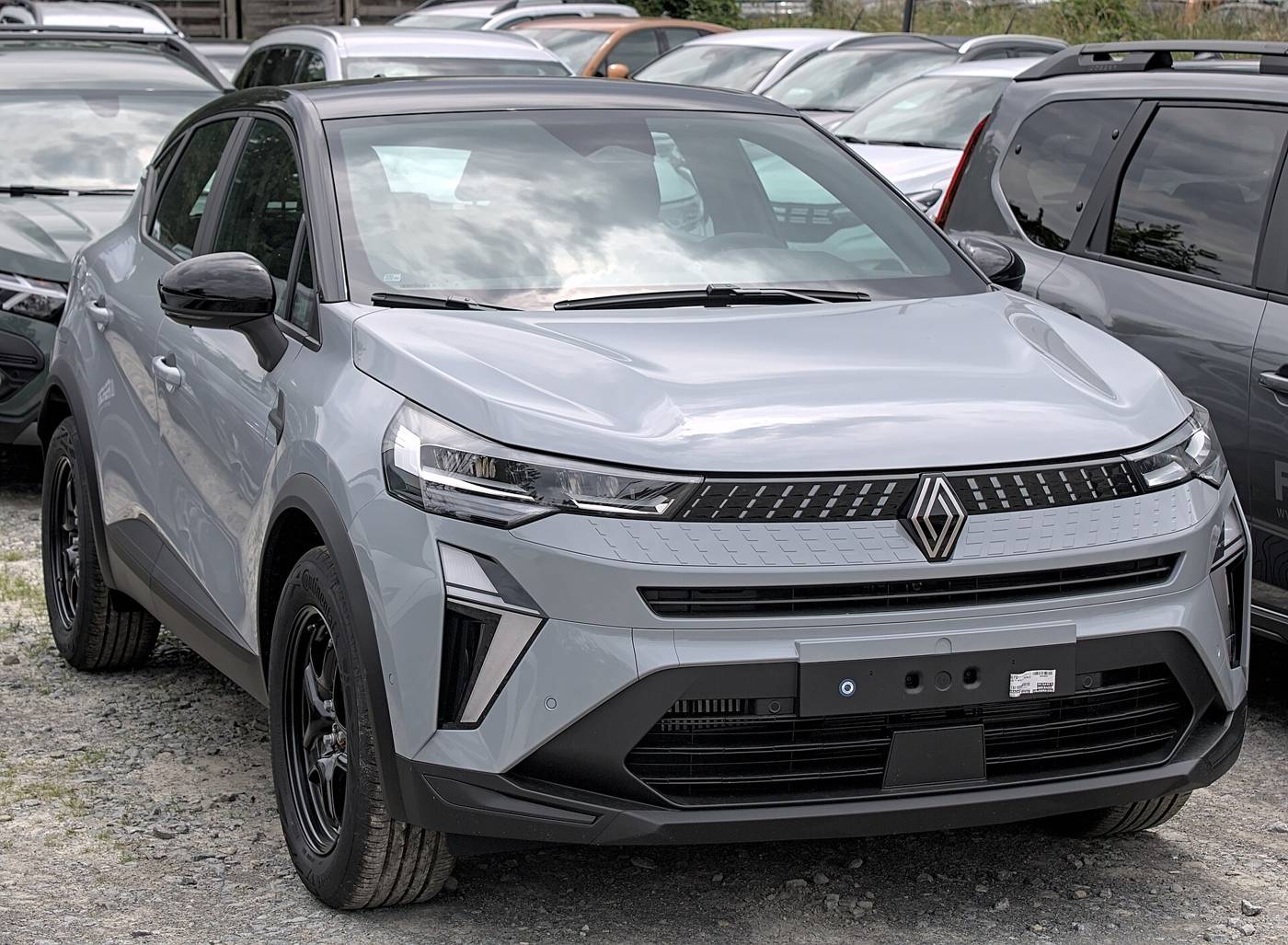 Renault Captur II gris photographié à l’arrêt, illustration du modèle