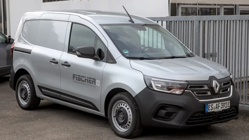 Renault Kangoo E-Tech électrique gris vu de trois quarts avant