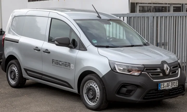 Renault Kangoo E-Tech électrique gris vu de trois quarts avant