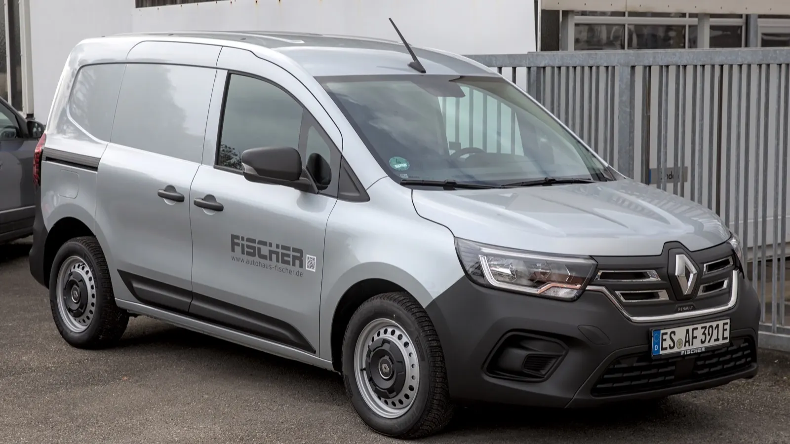 Renault Kangoo E-Tech électrique gris vu de trois quarts avant