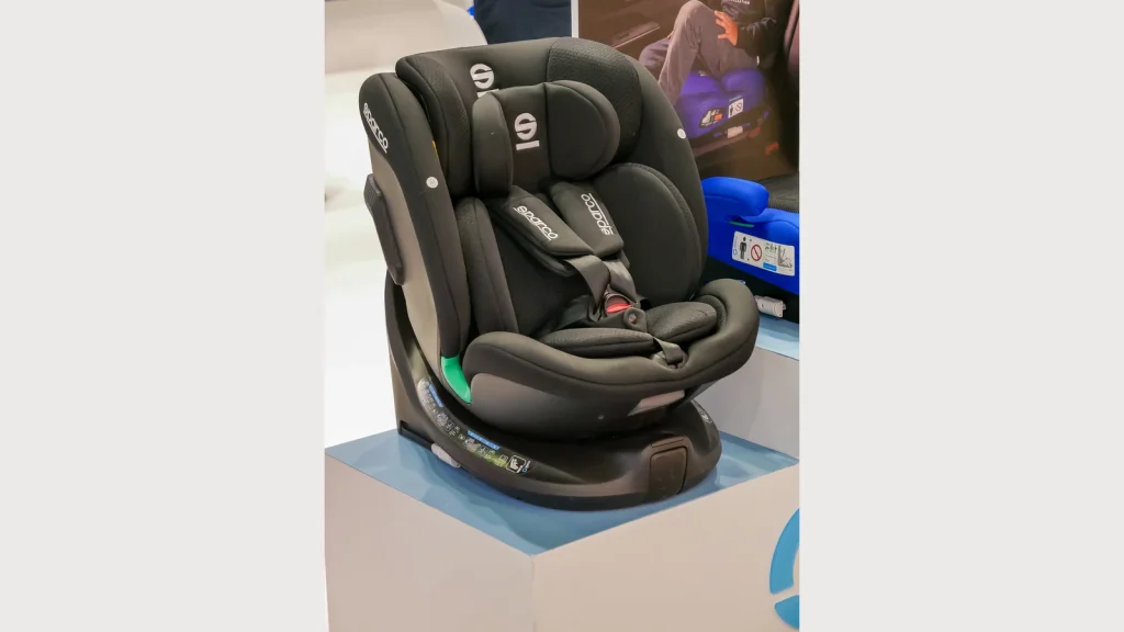 Siège enfant Sparco présenté sur un stand à Automechanika Francfort.