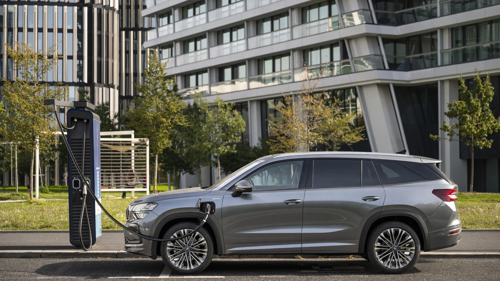 Škoda Kodiaq gris branché à une borne de recharge