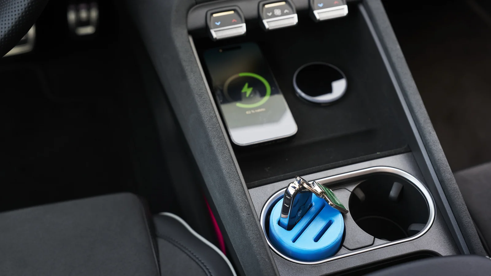 Accessoire de rangement bleu dans la console centrale d’une Škoda