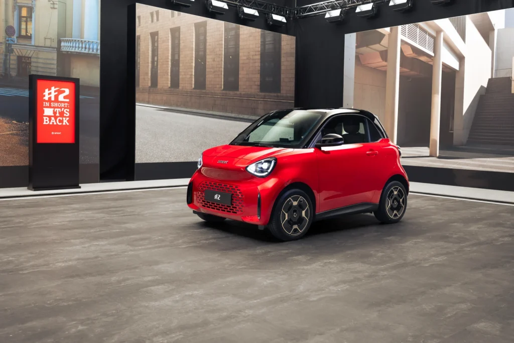 smart #2 Premium rouge présentée dans un décor urbain