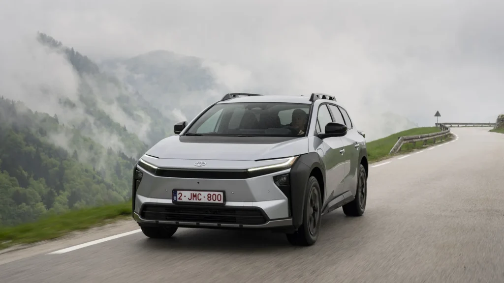 Toyota bZ4X Touring argenté sur une route de montagne