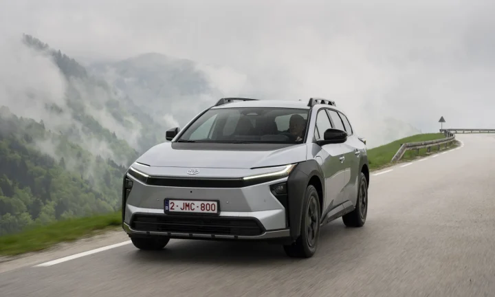 Toyota bZ4X Touring argenté sur une route de montagne
