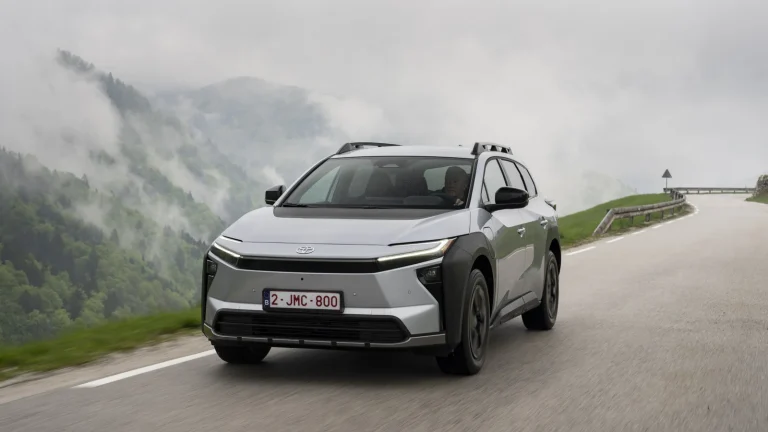 Toyota bZ4X Touring argenté sur une route de montagne