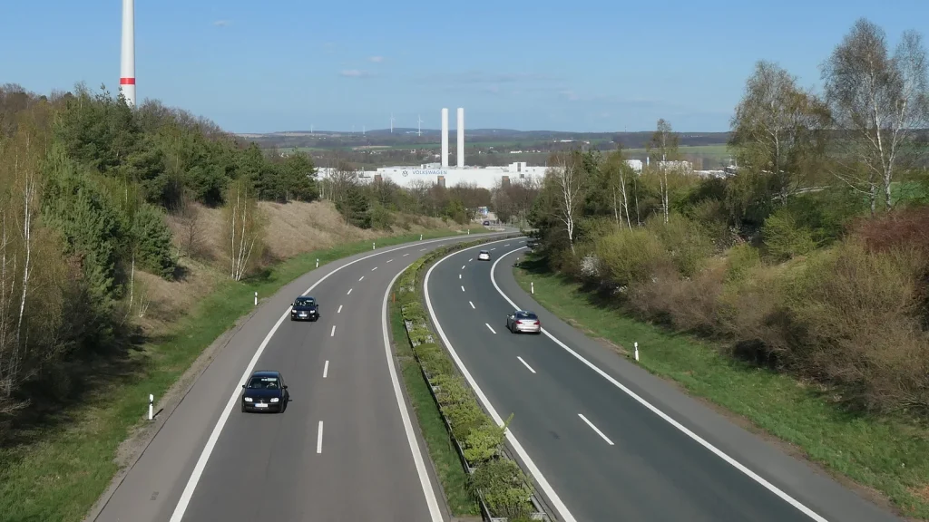 Usine Volkswagen de Zwickau au-delà de la route d’accès
