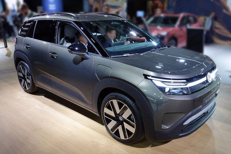Volkswagen ID. Cross grise exposée au Mondial de Paris 2026
